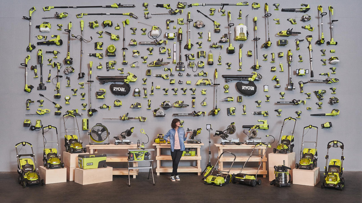 RYOBI ONE+ 18V Podadora de altura telescópica RPP182020 – Espada 20 cm, 5,5 m/s, cabezal 30°, lubricación automática – Kit con batería 2,0 Ah y cargador (alcance hasta 3 m)