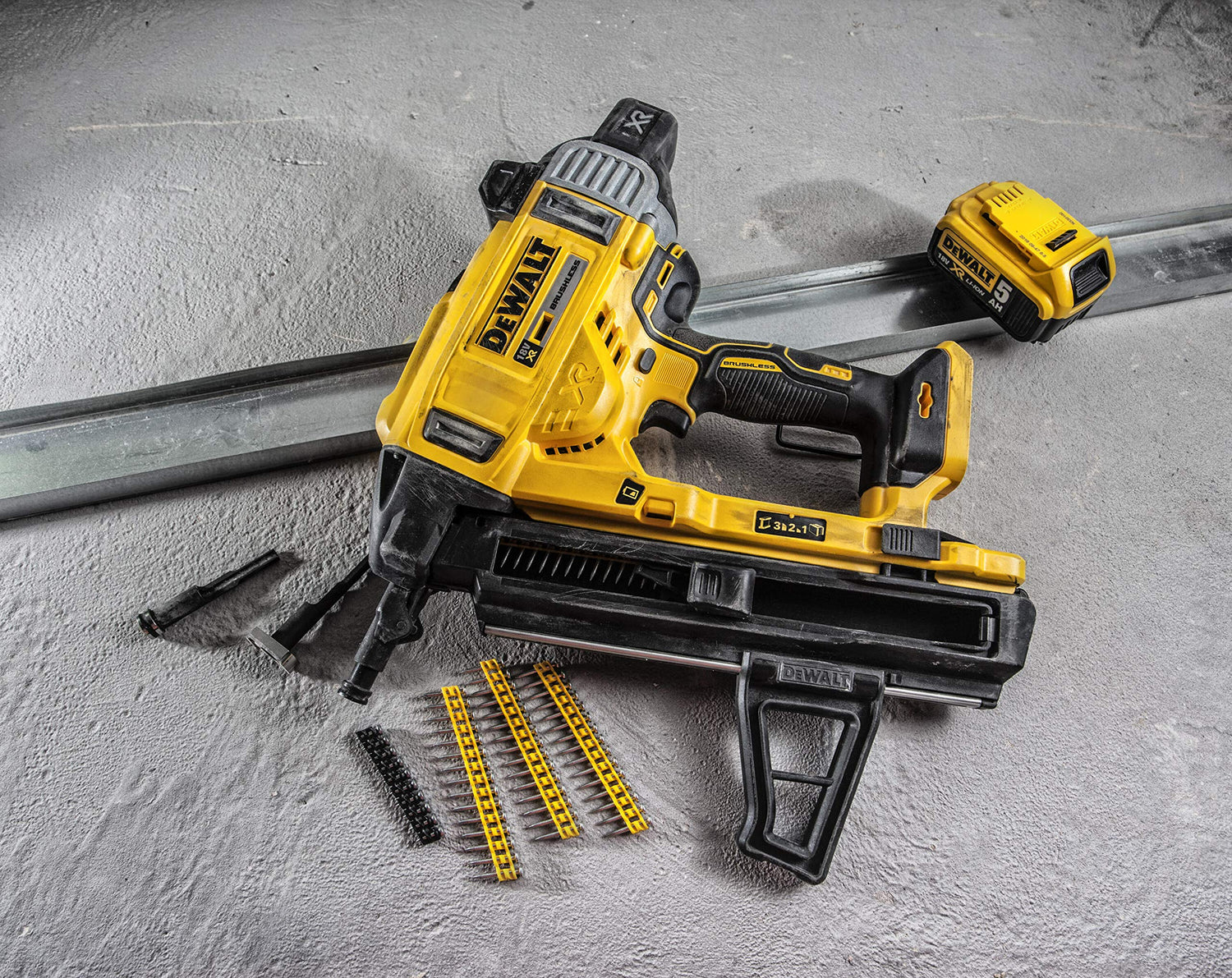 DEWALT DCN890P2-QW - Clavadora de Hormigón sin escobillas XR 18V con 2 baterías Li-Ion 5,0Ah para clavos 15° de 2,6-3,7mm diámetro y 13-57mm largo