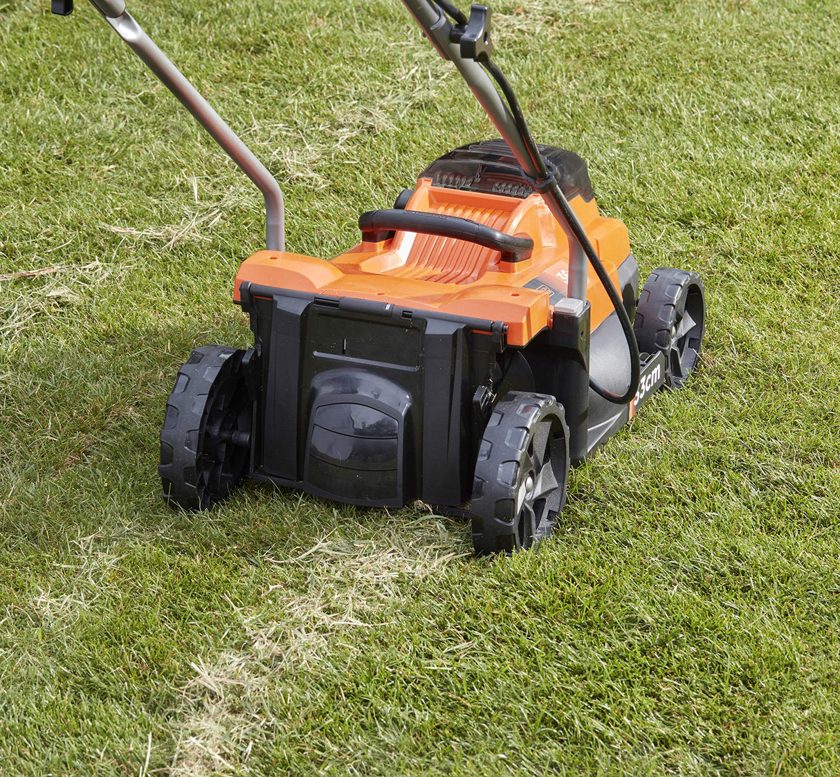 BLACK+DECKER BCMW3336N-XJ - Cortacésped eléctrico de 36V, Ancho de corte de 33 cm, 5 alturas ajustables de 25 a 65 mm, Cuchilla de acero, Ideal hasta 600m², Depósito 35L, No incluye batería/cargador