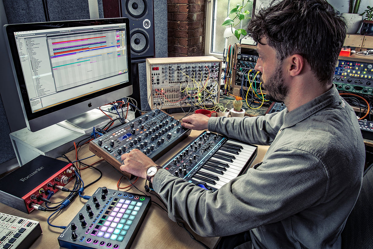 Novation Peak Sintetizador de escritorio polifónico de ocho voces.