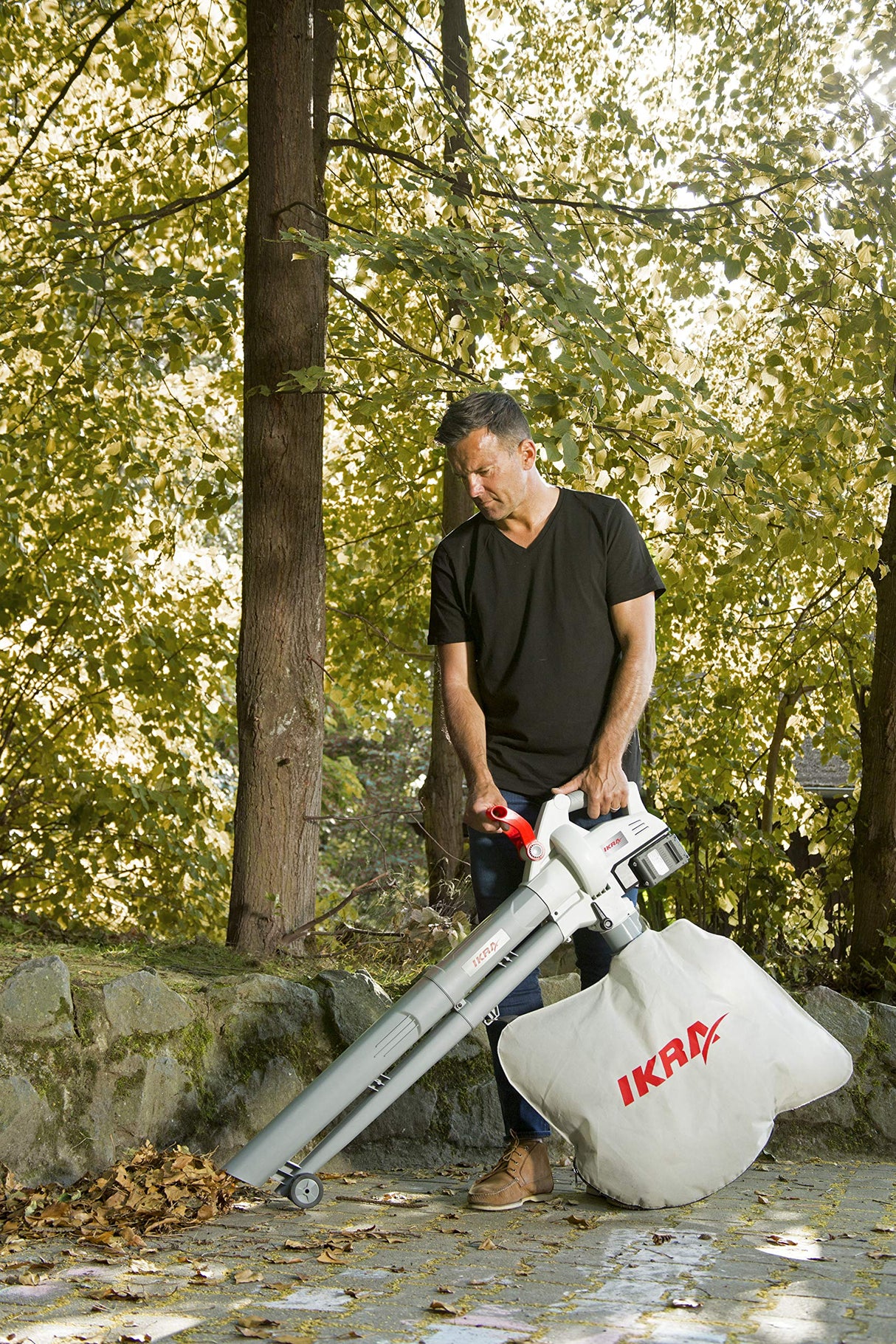 IKRA 3en1 Aspirador soplador triturador a batería ICBV 2/20, Incl. 2X batería y Doble Cargador rápido Gris