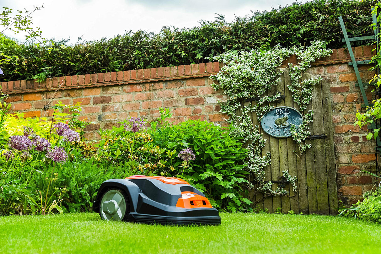 Yard Force Robot cortacésped SA900ECO, apto para céspedes de hasta 900 m2, función de corte de bordes, sensor de lluvia y motor sin escobillas, 28 V, negro/naranja