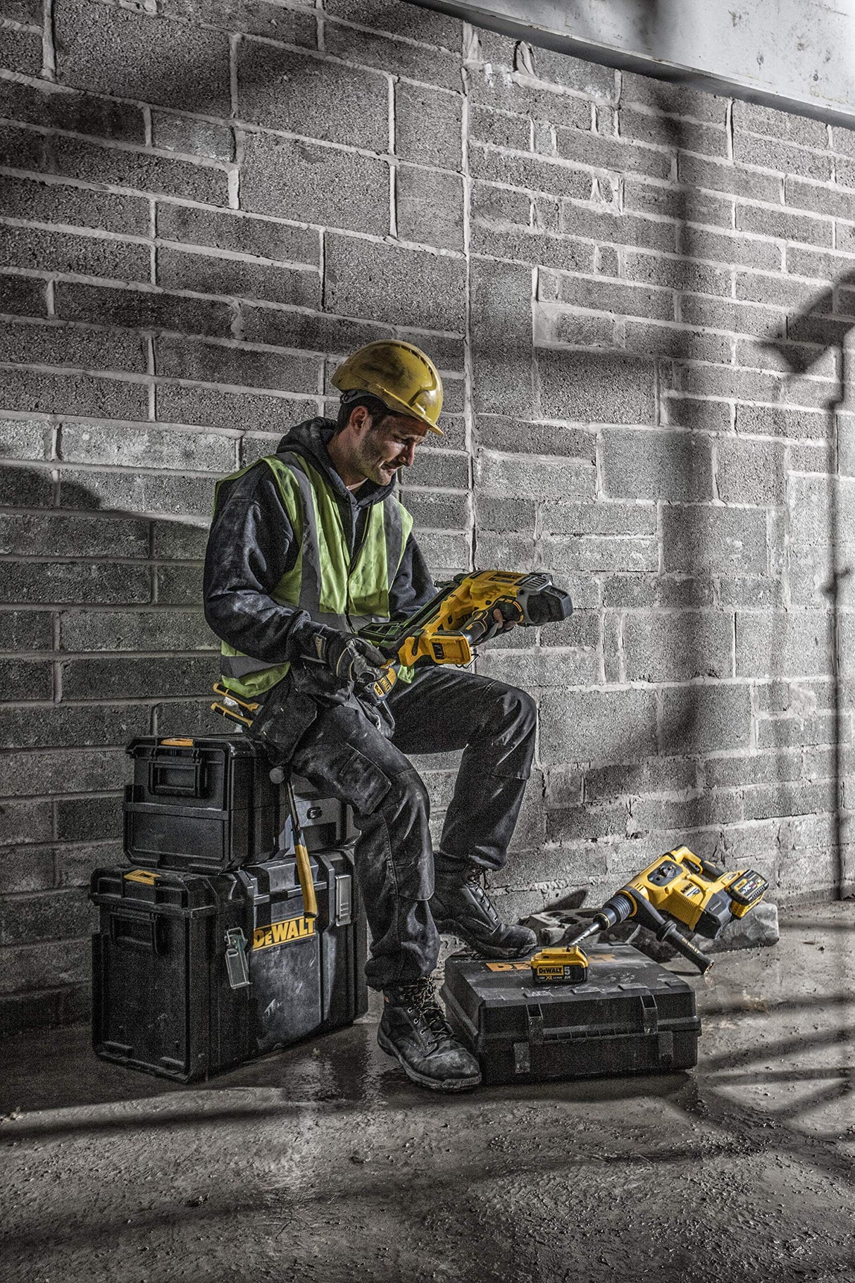 DEWALT DCN890P2-QW - Clavadora de Hormigón sin escobillas XR 18V con 2 baterías Li-Ion 5,0Ah para clavos 15° de 2,6-3,7mm diámetro y 13-57mm largo