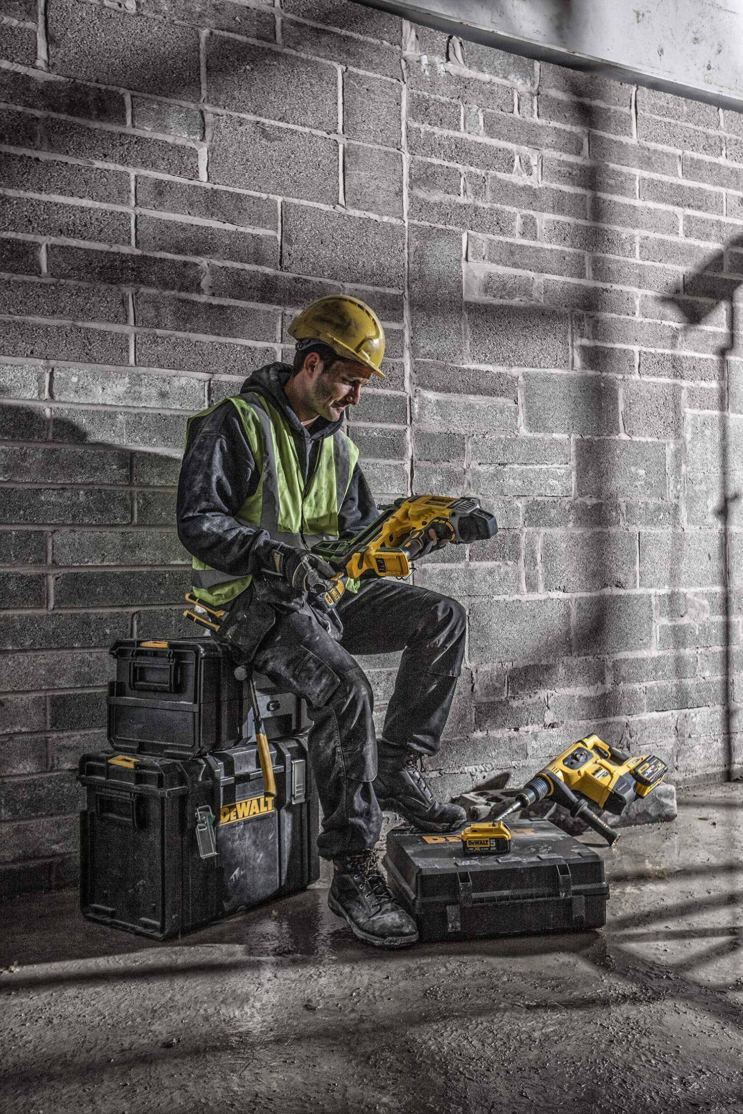 DEWALT DCN890P2-QW - Clavadora de Hormigón sin escobillas XR 18V con 2 baterías Li-Ion 5,0Ah para clavos 15° de 2,6-3,7mm diámetro y 13-57mm largo