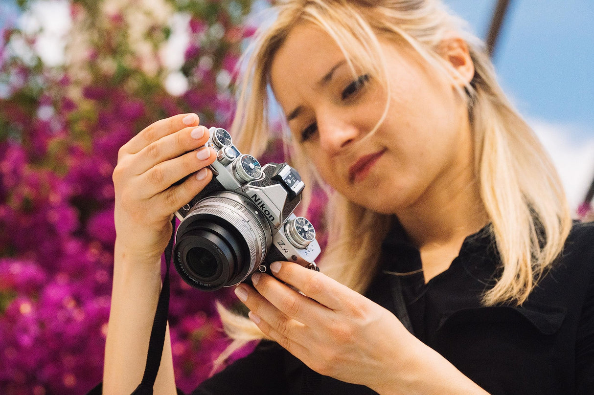 Nikon Z FC - Cámara DX Mirrorless- Kit con Objetivo Z 16-50 mm, Silver