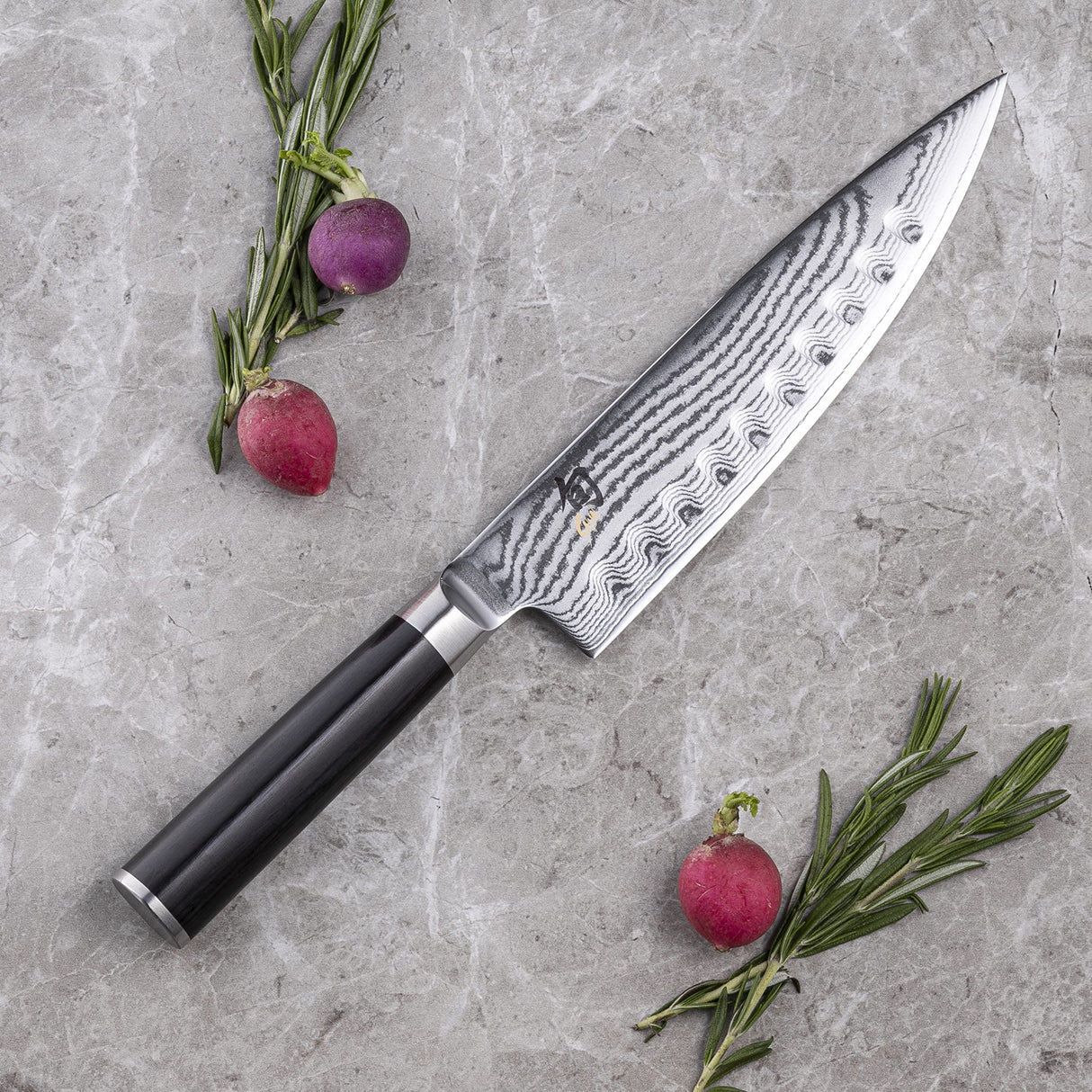 KAI Shun Classic cuchillo de cocina japonés 20 cm de longitud de hoja con alveolos - Cuchillo de Damasco 32 capas núcleo VG MAX - 61 (±1) HRC - Mango de madera Pakka - Hecho en Japón
