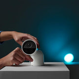 Philips Hue Secure Cámara de Video Vigilancia Inteligente con Base para Exteriores o Interiores, Versión con Cable, Full HD Video, Control de Seguridad e Iluminación en una Sola App, Blanco