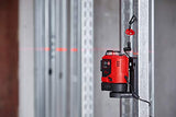Leica Lino L6R: Nivel láser de línea de 3x360 grados con batería Li-Ion, cargador, adaptador magnético innovador y soporte para pared en una carcasa (láser rojo, alcance de trabajo: 25 m)