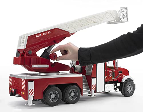 bruder 02821 - Camión de bomberos Mack Granite con bomba - 1:16 Vehículo, Camión de bomberos, Llamada de emergencia, Camión de bomberos, Juguete
