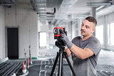 Leica Lino L6G: Nivel láser de línea de 3x360 grados con batería Li-Ion, cargador, adaptador magnético innovador y soporte para pared en una carcasa (láser verde, alcance de trabajo: 35 m)