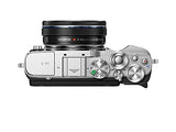 Kit de cámara Olympus Pen E-P7 Plata, Sensor de 20 MP, LCD de Alta definición abatible, 4K, Wi-Fi, Control de Perfil Monocromo y del Color. Incluye M.Zuiko Digital ED 14-42 mm EZ Negro