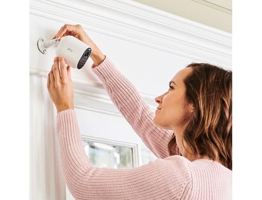 Arlo Essential Camara Vigilancia WiFi Exterior 1080p HD, Camara Vigilancia WiFi Interior, Sensor de Movimiento, Alarmas Para Casa, Prueba Arlo Secure Incluida, Visión Nocturna, 3 Cámaras, Blancas