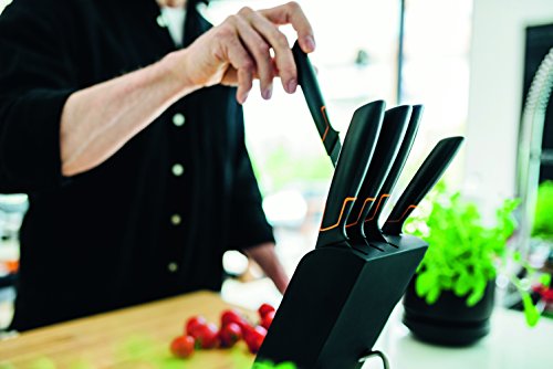 Fiskars Bloque de cuchillos con 5 cuchillos, Ancho: 15,5 cm, Alto: 37 cm, Madera de abedul, Negro, Edge, 1003099