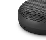 Bang & Olufsen Beosound A1 (2.ª Gen) Altavoz Bluetooth Inalámbrico Portátil Resistente al Agua y al Polvo con Sonido de 360 Grados, Alexa y Speakerphone, hasta 18 Horas de Batería - Oxygen