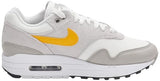 NIKE Air MAX 1 ESS, Sneaker Hombre, Summit White University Gold Vast Grey, 43 EU