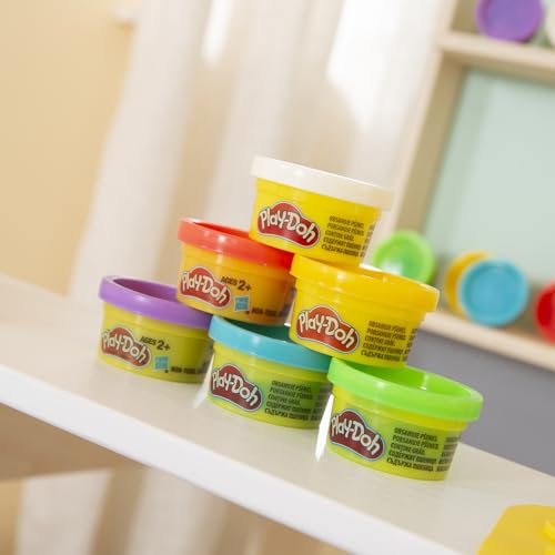 roba x Play-Doh Conjunto de Asientos creativos - Juego de Mesa y Silla de Madera certificada por el FSC con 6 latas de plastilina, 3 Herramientas de Madera y Alfombra Creativa