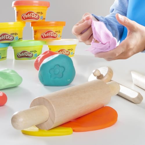 roba x Play-Doh Conjunto de Asientos creativos - Juego de Mesa y Silla de Madera certificada por el FSC con 6 latas de plastilina, 3 Herramientas de Madera y Alfombra Creativa