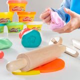 roba x Play-Doh Conjunto de Asientos creativos - Juego de Mesa y Silla de Madera certificada por el FSC con 6 latas de plastilina, 3 Herramientas de Madera y Alfombra Creativa