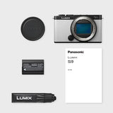 Panasonic Lumix DC-S9E-W Cámara para Vlog con Fotograma Completo y Puerta Abierta sin Espejo, 24,2 MP, Vídeo 6K/4K, PDAF de 779 Puntos, Estabilización De Imagen, Blanco Ahumado, Cuerpo de cámara