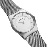 BERING 11930-001 Reloj de cuarzo para mujer con caja de acero inoxidable plateado de 30 mm y esfera blanca, correa milanesa, cristal de zafiro y resistencia al agua de 5 ATM