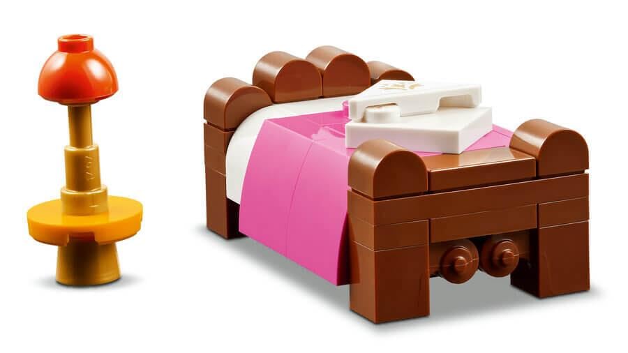 LEGO Friends Hostal del Castillo de Juguete, Juego con Hotel y 4 Mini Muñecos, Regalo para Niñas y Niños de 12 Años o Más, Figura de un Perro y Accesorios, Decoración para la Estantería 42638