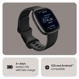 Fitbit Versa 4 Bundle (con Correa Deportiva) Reloj Inteligente de Fitness con GPS Integrado y hasta 6 días de duración de la batería, Compatible con Android e iOS.