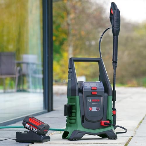 Bosch Juego de limpiadora de alta presión móvil y a batería UniversalAquatak 36V-100(para limpiar en casa o fuera; sistema de 36 voltios;hasta 45min de funcionamiento,kit de autosucción;sin batería)