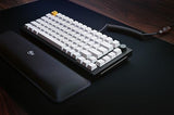 Glorious Gaming GMMK PRO 75% - Teclado gaming mecánico modular, TKL, carcasa de 1,5 kg, personalizable, cable espiral, reposamuñecas, keycaps blancas, RGB, distribuciones QWERTY español - Negro