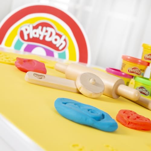 roba x Play-Doh Conjunto de Asientos creativos - Juego de Mesa y Silla de Madera certificada por el FSC con 6 latas de plastilina, 3 Herramientas de Madera y Alfombra Creativa
