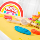roba x Play-Doh Conjunto de Asientos creativos - Juego de Mesa y Silla de Madera certificada por el FSC con 6 latas de plastilina, 3 Herramientas de Madera y Alfombra Creativa