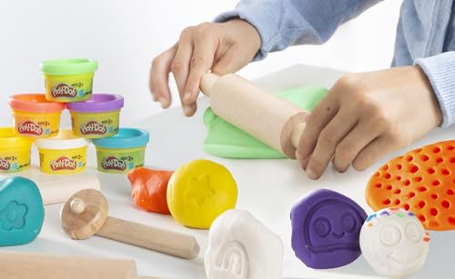 roba x Play-Doh Conjunto de Asientos creativos - Juego de Mesa y Silla de Madera certificada por el FSC con 6 latas de plastilina, 3 Herramientas de Madera y Alfombra Creativa