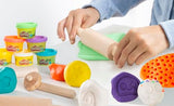 roba x Play-Doh Conjunto de Asientos creativos - Juego de Mesa y Silla de Madera certificada por el FSC con 6 latas de plastilina, 3 Herramientas de Madera y Alfombra Creativa