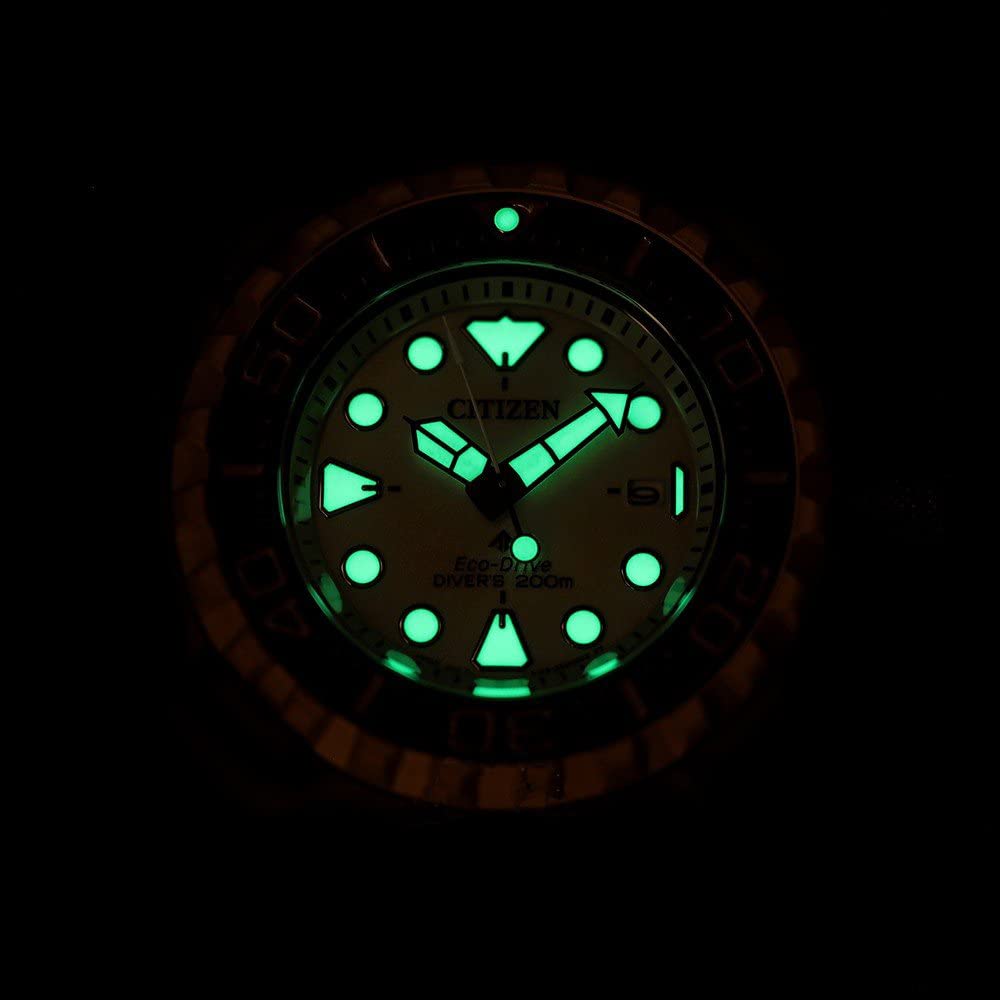 Citizen Reloj Analógico para Hombres de Eco-Drive con Correa en Caucho BN0226-10P