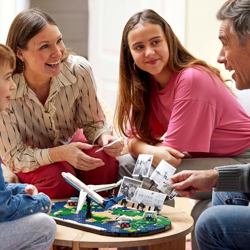 LEGO Family Momentos de Viaje, Manualidad y Actividad en Familia, Juguete de Construcción, Portafotos y Maqueta de Avión, Decoración Mapamundi para Salón, Regalo para Viajeros de 14 Años o Más 41838
