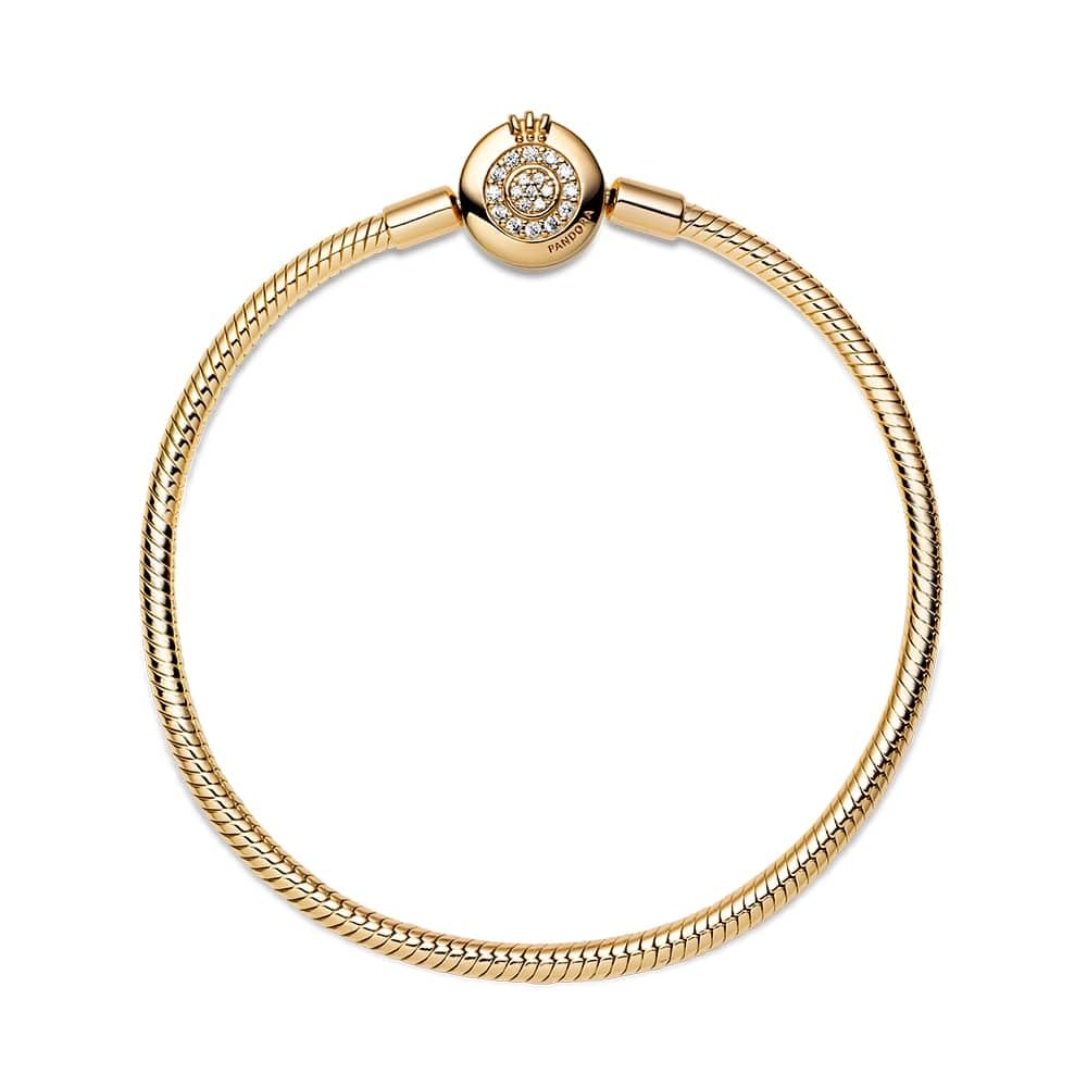 PANDORA Signature Moments Pulsera de cadena de serpiente con cierre con diseño de corona centelleante en O chapada en oro de 14 quilates con circonitas cúbicas transparentes, 17