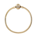 PANDORA Signature Moments Pulsera de cadena de serpiente con cierre con diseño de corona centelleante en O chapada en oro de 14 quilates con circonitas cúbicas transparentes, 17