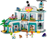 Lego Friends Hospital de Heartlake City con Helicóptero de Juguete y Mini Muñecos de Personajes, Set de Construcción para el Juego de rol de Doctores, Regalo para Niñas y Niños de 7 Años o Más 42621