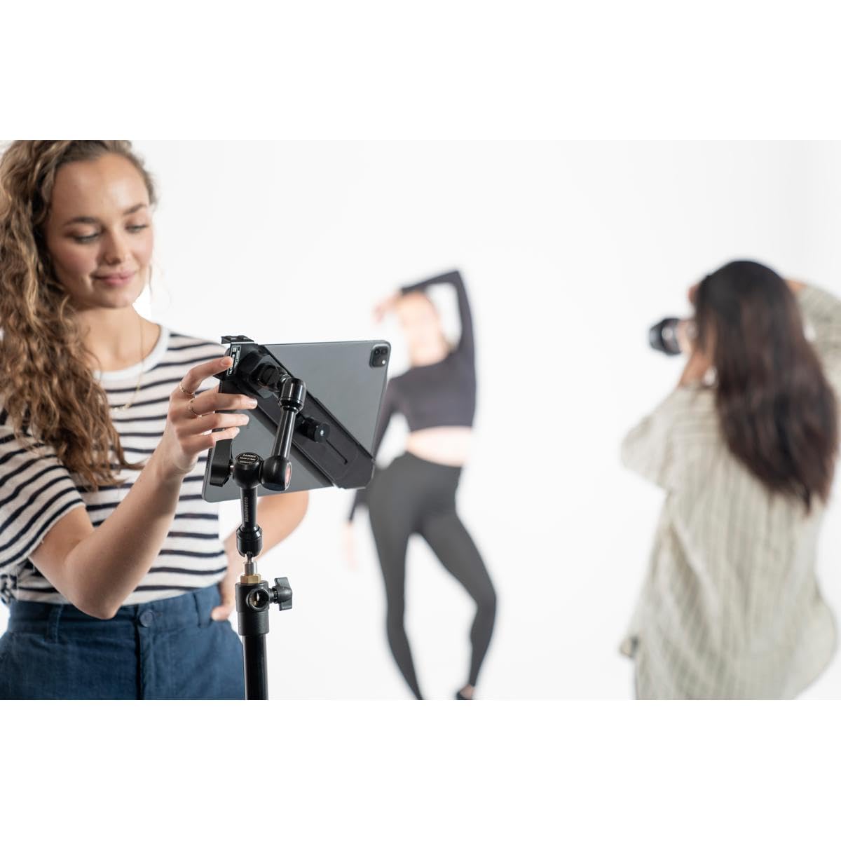 Manfrotto TetherGear Soporte para Tablet 9"-13" - Soporte para Tablet o iPad - Múltiples Puntos de Montaje - Brazo Deslizante Ajustable - MLTSA3301B