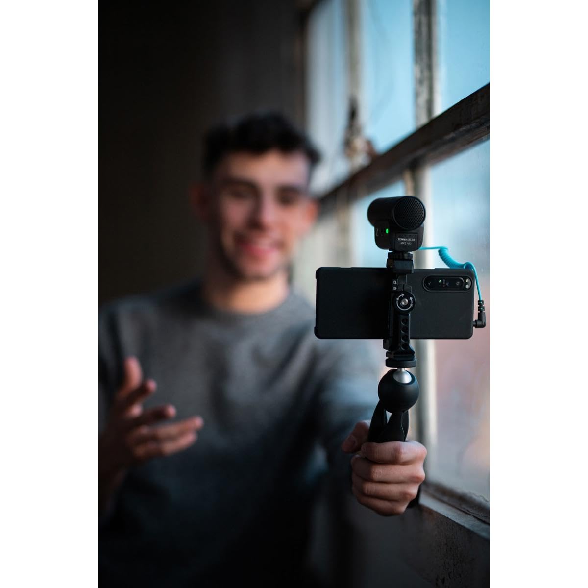 Sennheiser MKE 400 + Kit Móvil, Micrófono Direccional para Cámara con Pinza para Smartphone y Minitrípode Manfrotto PIXI, 509257