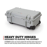 Nanuk 935 - Funda rígida Impermeable con Ruedas y Divisor Acolchado, Color Plateado
