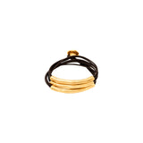 UNO de 50 Pulsera De Tres Vueltas, Con Base De Cuero Marrón Y Detalles Tubulares De Metal Bañado En Oro