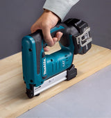 Makita - Grapadora 18v li-ion 6-22mm