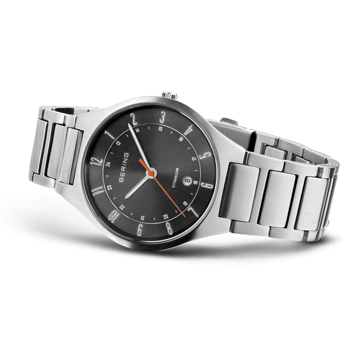 BERING 11739-772 Reloj de cuarzo para hombre con caja de titanio de 39 mm con acabado plateado y esfera gris, brazalete de titanio con detalles de titanio, resistencia al agua de 5 ATM
