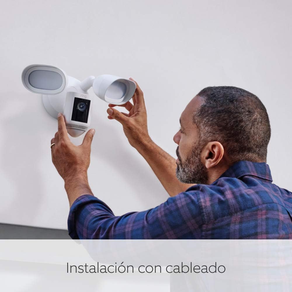 Ring cámara Pro con focos cableada (Floodlight Cam Wired Pro) | Cámara exterior con vídeo 2K, Ring Vision, detección de movimiento 3D, (alternativa al CCTV) | 30 días de prueba gratuita de Ring Home