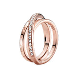PANDORA Signature Anillo con triple banda cruzada con engaste pavé chapado en oro rosa de 14 quilates con circonitas cúbicas transparentes, talla 52