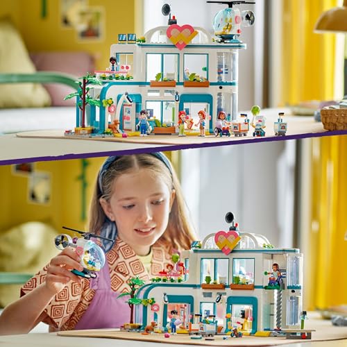 Lego Friends Hospital de Heartlake City con Helicóptero de Juguete y Mini Muñecos de Personajes, Set de Construcción para el Juego de rol de Doctores, Regalo para Niñas y Niños de 7 Años o Más 42621