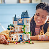 LEGO Friends Hostal del Castillo de Juguete, Juego con Hotel y 4 Mini Muñecos, Regalo para Niñas y Niños de 12 Años o Más, Figura de un Perro y Accesorios, Decoración para la Estantería 42638