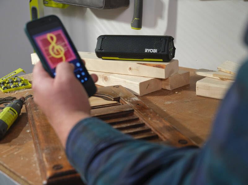 RYOBI - Altavoz Bluetooth inalámbrico de 4 voltios, portátil e Impermeable (IP67), batería de 2 Ah USB de Litio de Larga duración, RS4-120G
