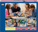 LEGO Family Momentos de Viaje, Manualidad y Actividad en Familia, Juguete de Construcción, Portafotos y Maqueta de Avión, Decoración Mapamundi para Salón, Regalo para Viajeros de 14 Años o Más 41838