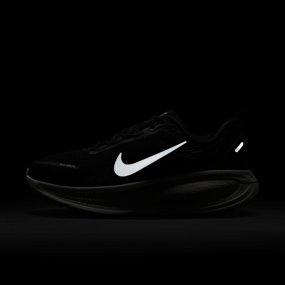 NIKE W Vomero 18, Sneaker Mujer, Black/Summit White/Coconut Mil, 44 EU